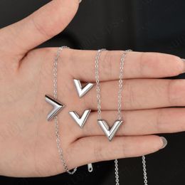 Pendant Necklaces Classic Design V Letter Necklace For Woman Earrings Bracelet Luxury Party Jewellery Gift