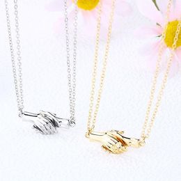 Pendant Necklaces 2Pcs Hold Hands Magnetic Couple Necklace Lovers Hand In For Women Men Fashion Jewelry Gift 2021 Trend