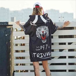 Fashion Long Hooded Tee Shirts Women Tops Funny Letter Graffiti Hip Hop T Shirts For Women Streetwear Dance Clothe 210401