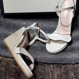 Moda donna sandali scarpe tacchi alti cinturino con borchie in pelle scarpe a punta vestito pompe