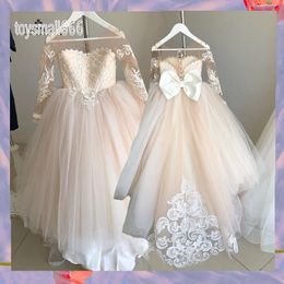 2022 New Spring Summer Lace Tulle Girl Dresses Bows Back Appliques Primeiro vestido de comunhão infantil