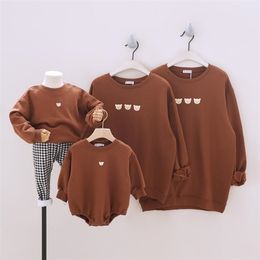 Sport Family Matching Outfits for of Four Long Sleeve Sweatshirt Tees Baby Romper Looking Sweatshirts Set 210724