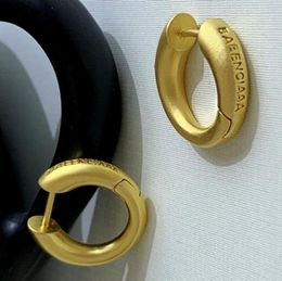 -2022 Pendientes de metal de diseñador B Pendientes de anillo liso femenino Pendientes de aro París Luxury