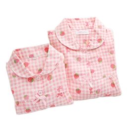 Sweet strawberry 100% gauze Cotton family matching clothes Mother kids Pyjamas sets Fresh Long sleeve Child boys girls sleepwear 210724