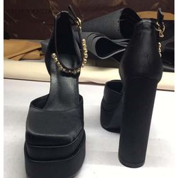 -Kleid Schuhe Mode wasserdichte Plattform Quadratischer Kopf Hohl Fuß Nackte Strasskette Feste Farbe Baotou Satin High Heel Catwalk Sandalen