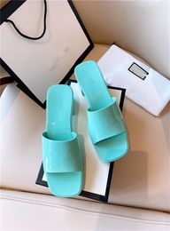 Sandali firmati di lusso 2021 moda estiva gelatina pantofole con stampa scivolo scarpe da spiaggia da bagno pantofole da donna con tacco alto 35-41