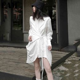 [EAM] Women White Big Size Pleated Sashes Slit Dress Lapel Long Sleeve Loose Fit Fashion Spring Autumn 1DD7178 21512