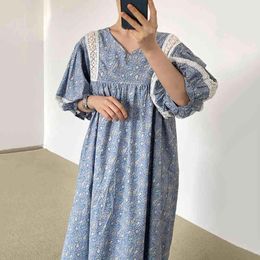 [EWQ]Women Summer Fashion Elegant Blue vintage V-neck Lace Stitching Loose Casual Printed Lantern Sleeve Robe Dress 16F1269 210423