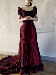 Gothic Victorian Burgundy Evening Dresses Scoop Neck Short Sleeve Long Ball Gown Prom Dress For Women Pleats Ruched Taffeta Vintage Special Occasion Gowns 2022