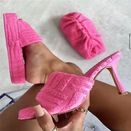 Chinelos 2021 mulheres dedo do pé quadrado mula de salto baixo em tecido rosa toalha de tecido senhoras grama verde grosso sola sandálias slide