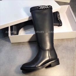 Designer de luxo Botas femininas 2021 moda clássica decoração de cadeia de alta qualidade Europeu e americano temperamento confortável cavaleiro boot