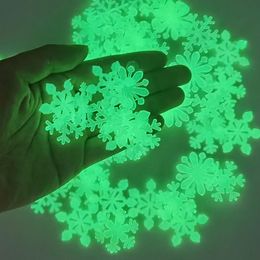 Dekoracje świąteczne 50 sztuk Luminous Snowflake Naklejka ścienna Glow w ciemnym fluorescencji dla domu Xmas Party Naklejka