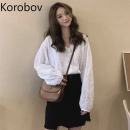 Korobov Retro Lace Patchwork Chiiffon Shirt Women V Neck Pullover Hook Flower White Blouse Women Spring New Blusas 210430