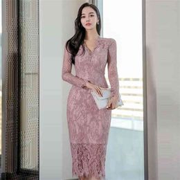 spring Korean version of high-end temperament V-neck slim mid-length lace bag hip fashion dress 210520