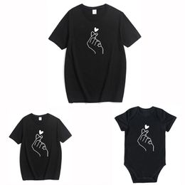 Love Family Matching Clothes Cotton Mother Daughter T-shirt Mommy And Me Clothe Dad Son Baby Kids Girl Boy Clothing 210417