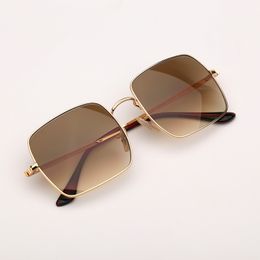Mode Womens Sonnenbrille Herren Design Sonnenbrille Frau Square Sonnenbrille UV -Schutzglaslinsen mit hochwertiger Ledertasche und Einzelhandelspaket