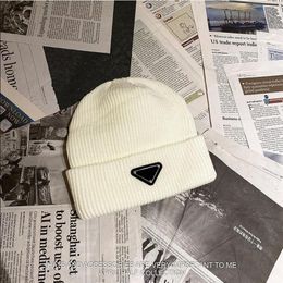 8Colors Solid Knitted Hat Unisex Mens Designer Triangle Letter Luxury P Men Hats High Quality Beanie For Women Classic Cap D2111053HL