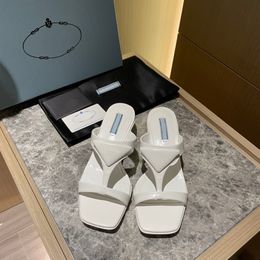 Neuer Luxus mit Sandalen, dreieckig, für den Außenbereich, gebürstetes Gummi, quadratischer Boden, flach, elegant und Leder, lässig, Designer-Sandalenkopf-Hausschuhe W Shbm