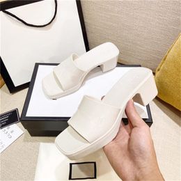 F2021 Kadın Tasarımcılar Düz Slaytlar Sandalet Tasarımcı Terlik Yüksek Topuklu Kauçuk Slayt Yaz Kabartmalı Sandal Platformu Terlik Tıknaz Topuk Çevirme Luxurys Ayakkabı