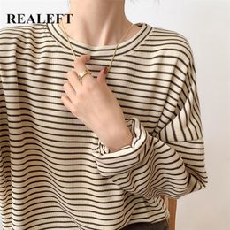 REALEFT Spring Autumn Classic Striped Oversize Women's T-Shirts Long Sleeve O-Neck Casual Shirts Female Knitting Tops 220226