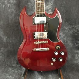 High-quality burgundy electric guitar, chrome-plated hardware, black Pickguard, top quality.