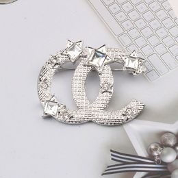 18K Gold Plated Letter Brooches Famous Brand Luxurys Desinger Brooch Vintage Women Star Rhinestone Suit Pin Fashion Jewelry Clothing Decoration Accessories MJN4