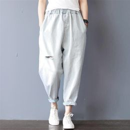 Summer Arts Style Women Elastic Waist Loose Casual Cotton Denim Harem Pants Vintage Bleached Ripped Jeans Big Size M77 210809