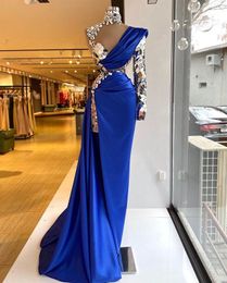 -Royal Blue Prom Kleider Arabisch Aso Ebi luxuriöse Perlenkristalle Royal Blue High Neck Abendkleiderscheide eine Schulter geteilte Meerjungfrau formelle Partykleider