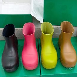 Designer- fashion women Short rainboots light waterproof Casual shoes genuine leather rubber Oversized sole Various Colours boots