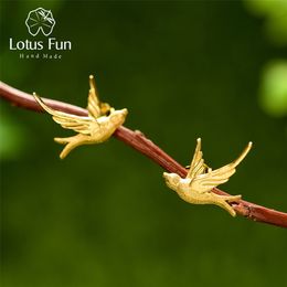 -Lotus-Spaß Niedlichen lustigen fliegenden fliegenden schlucken kleine ohrstecker für frauen geschenk echt 925 sterling silber 18k gold ursprünglicher feinschmuck 220211