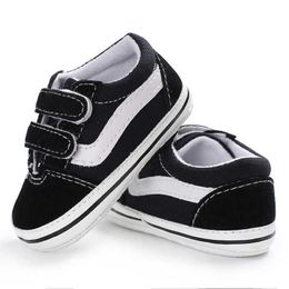 Sapatos de berço First Walkers para bebê recém-nascido menina menino tênis antiderrapante lona tênis pré-caminhante preto branco 0-18M