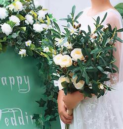 Buquê nupcial flores artificiais noiva mão segurando a decoração de casamento de flor de seda