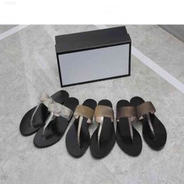 2021 Мужские пляжные сандалии летняя мода Женщины шлепанцы кожаная леди скользкая металлическая обувь двойная пряжка скользит большой размер 35-45