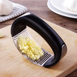 Creative Garlic Press Rocker Stainless Steel Ginger Garlic Chopper Crusher Metal Hand Press Garlic Grinding Slicer Kitchen Gadgets356W