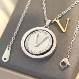 Europe America Fashion New Style Men Lady Women Silver-colour Metal Chain Catch Necklace With Engraved V Initials Flower Daiimond Turn Pendant M80184