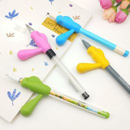 2023 Food Grade Safe Silicone Handle Type Pen Holders Pencil Grips for Kids Handwriting Pen Holders Writing Aid Silicone Claw Grippers DH8576