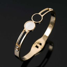 Vintage Hollow Black&white Shell Bangles Movable Rhinestones Stainless Steel Bracelets for Women Ladies Luxury Women's Jewelry Q0717