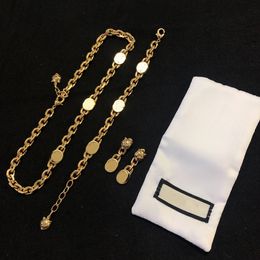 Pulseira com letra de design de moda para mulheres Conjunto de presente Colar banhado a ouro Brincos Fornecimento de joias