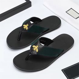 Sandálias fashion pretas de couro macio Mules Bees Summers Slide Slippery Flat Chain Sandals Wide T-bar Casual Beach Slip Sandals