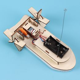 New students make small inventions DIY two-way remote control yacht Ming steamship hand-assembled materials puzzle Science