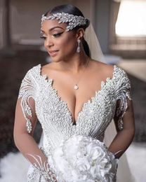 Luxuriöse Kristallperlen Meerjungfrau Brautkleider Brautkleider Lange Ärmel V-Ausschnitt Gestufte Rüschen Kapellenschleppe Arabisch Dubai Robe de308R