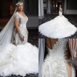 Luxuriöse Kristallperlen Meerjungfrau Brautkleider Brautkleider Lange Ärmel V-Ausschnitt Gestufte Rüschen Kapellenzug Arabisch Dubai Robe de Mariee Vestidos 2022