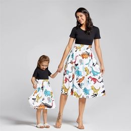 Mommy And Me Clothes Summer Short Sleeve Matching Outfit Round Neck Dinosaur Printed Mom Daughter Dresses 210724