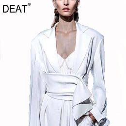 DEAT Suit Women Internet Celebrity Same Style Autumn New Artistic Niche Design Buckle Belt Pure White Waist Suit Coat WO035 210428