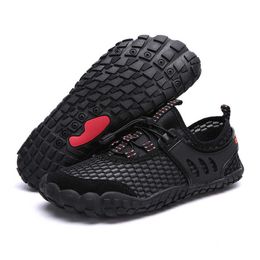 Mesh Breathable Aqua Shoes Swimming Water Shoes Men Flat Footwear Outdoor Seaside Fingers Sneakers Male Upstream Hiking Shoes Y0714