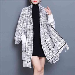 Plaid Fringed Knitted Sweater Poncho Women Long-sleeved Pocket Temperament Was Thin and Loose Femal Spring Autumn 210427