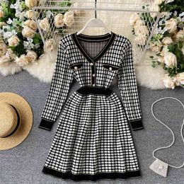 Autumn Winter Small Fragrance Mini Women Dress Long Sleeve V-Neck Vintage Plaid Casual Knitted Sweater Femme Robe 210514