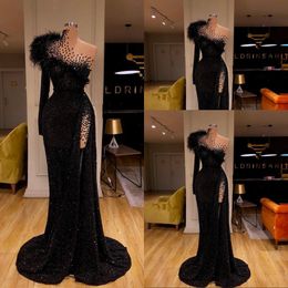 2021 Sexy Black Sequined Evening Dresses Wear Crystal Beaded Feathers Mermaid Prom Dress High Split Sequins Formal Party Second Reception Gowns