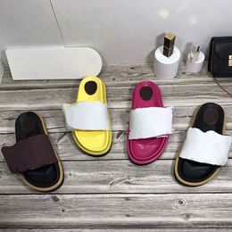 Sandały Sandały Damskie buty do biegania projektant Moda Piękne kapcie gumowe gęste dno z dużymi paskami pełnymi osobowości