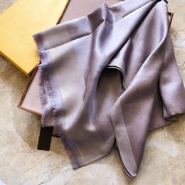 2021 Desingers Classic Silk Scarves Shawl Four Season Man Women Clover Scarf Fashion Letter Flower Style with Box